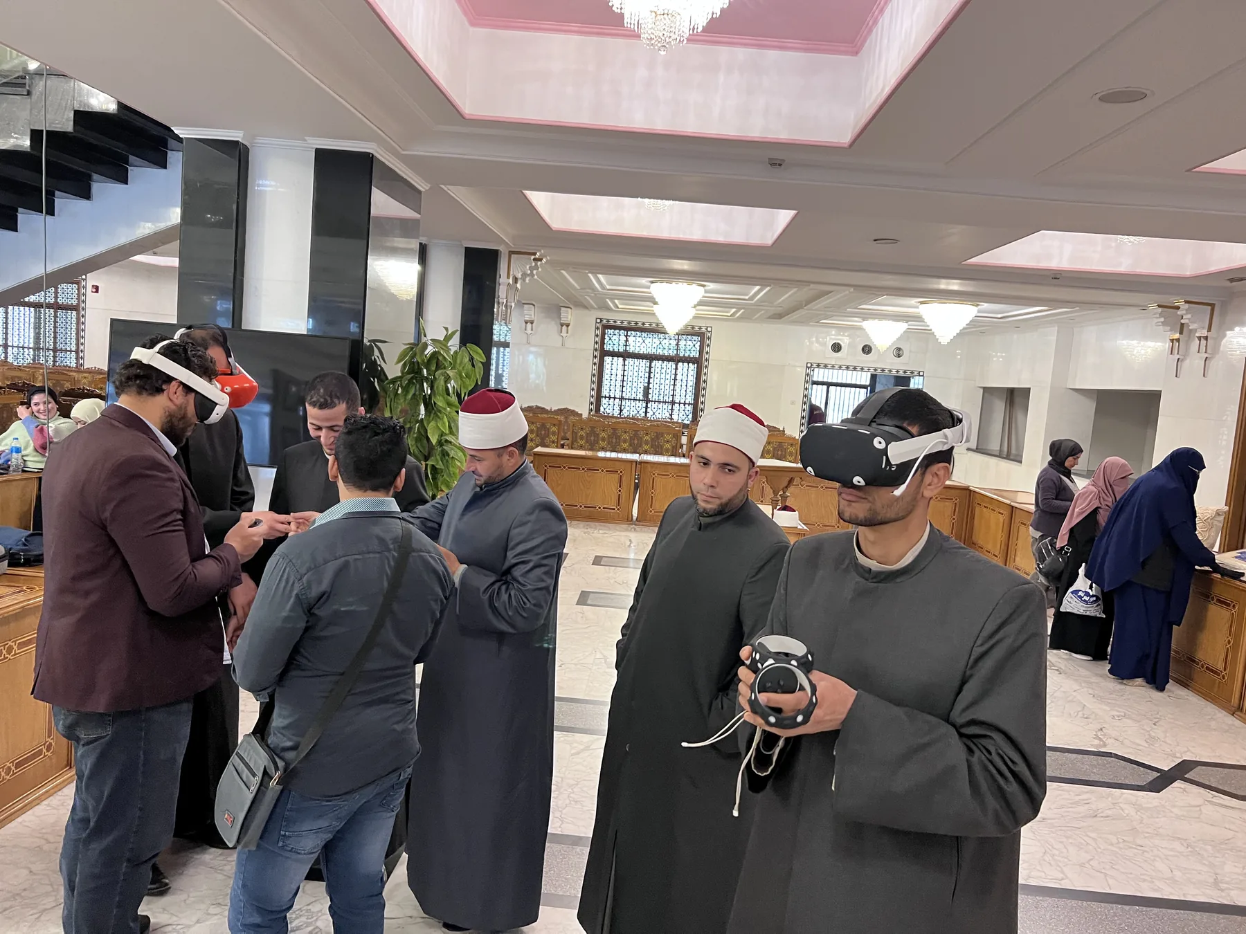أئمة يجربون تجربة «الطريق إلى الحرمين» بالواقع الافتراضي