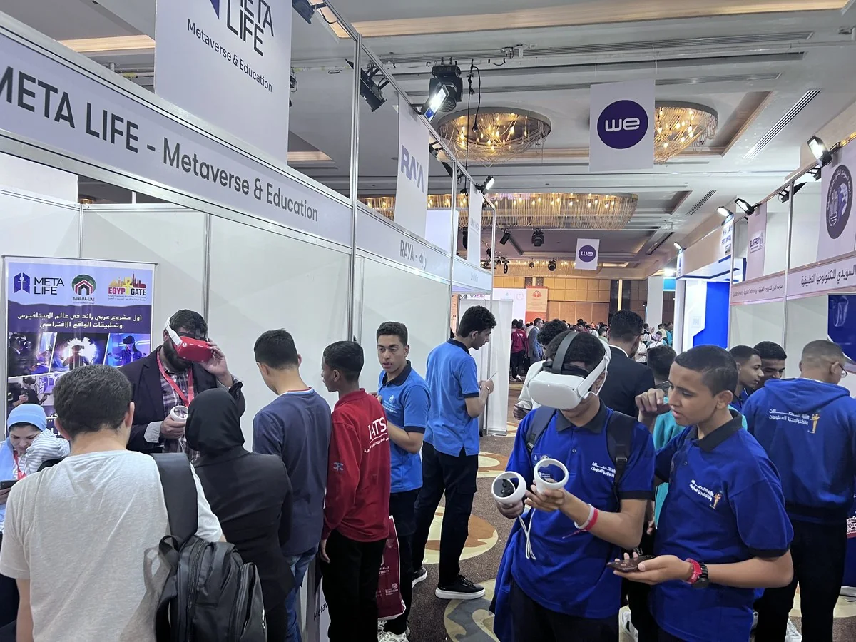 طلاب يجربون نظارات الواقع الافتراضي في جناح ميتالايف بمعرض Edu Tech بالقاهرة 2024